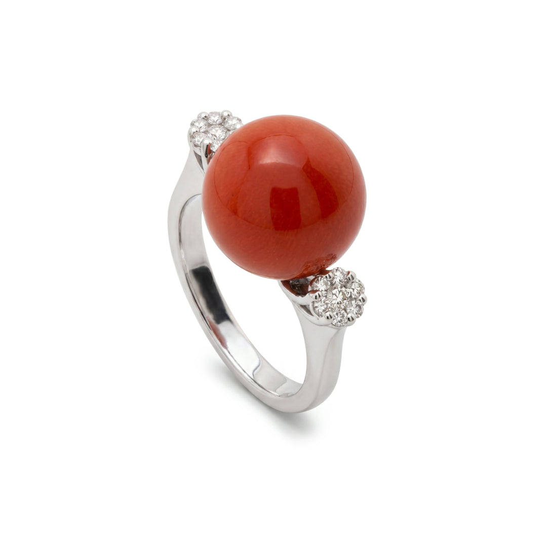 · Anello in Oro Bianco con Corallo Rosso e Diamanti ·