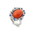 · Anello in Oro Bianco con Corallo Rosso, Zaffiri e Diamanti ·