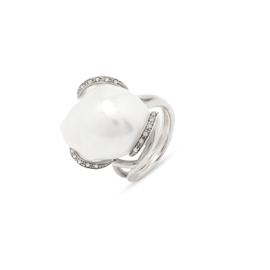 · Anello Luna in Oro Bianco con Perla Barocca e Diamanti ·
