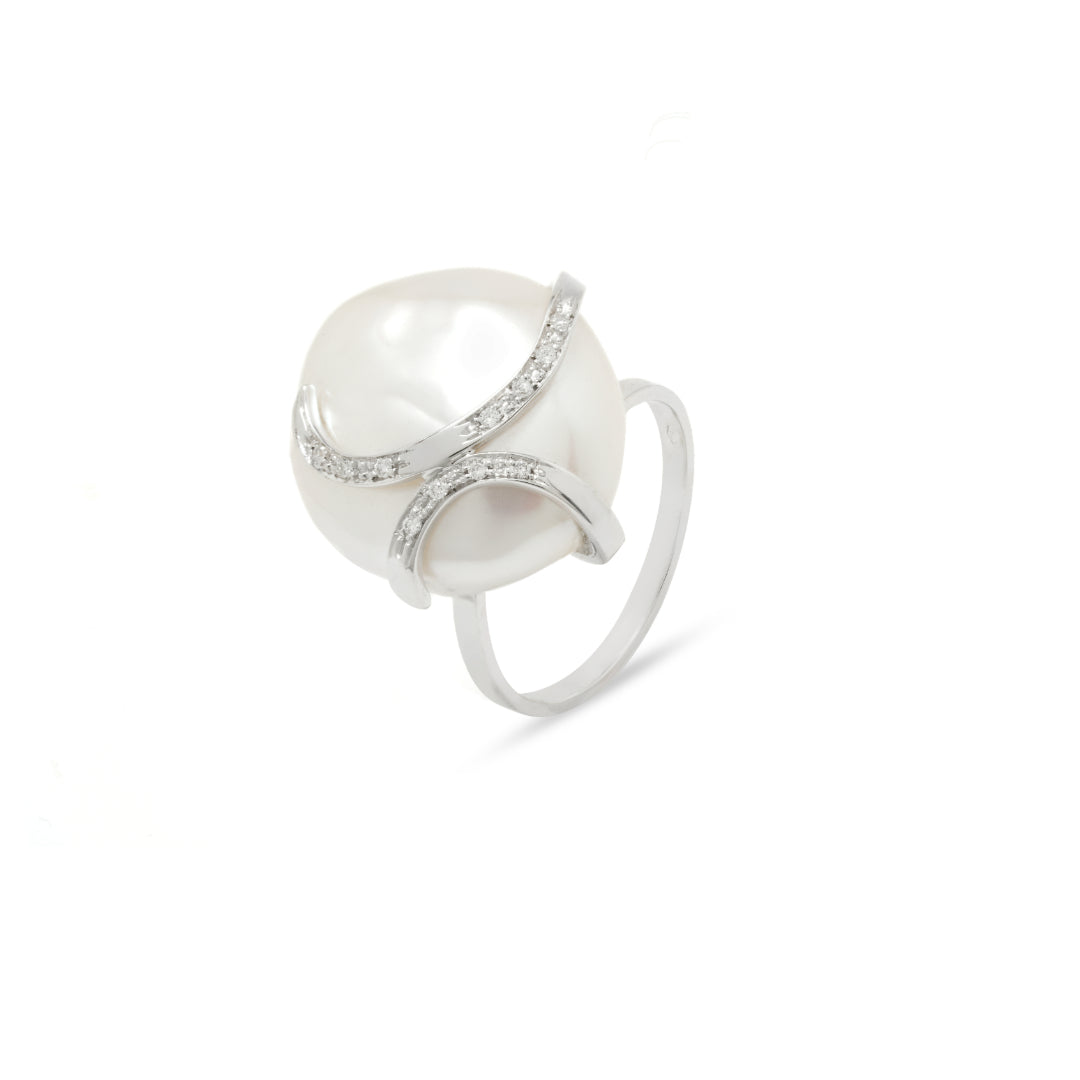 · Anello Luna Light in Oro Bianco con Perla Barocca e Diamanti ·